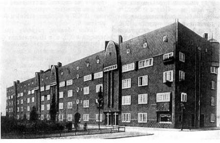 Амстердам. Дома на Спаарндаммерплантсун, 1913—1914 гг. М. де Клерк. Общий вид
